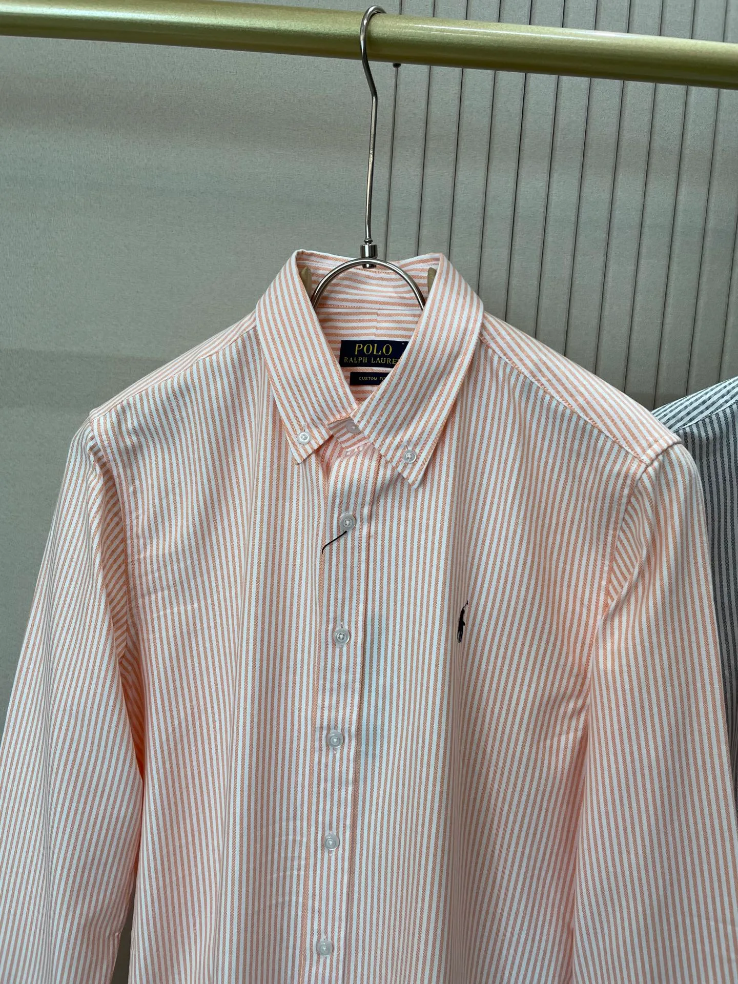 P220 🌸🌸🌸 POLO Ralph Lauren [High Quality] Classic shirt! The classic casual shirt made of pure cotton Oxford cloth has a unique design. It has a simple, clean and classic silhouette design. It is a versatile style that can be switched at will. The fabric feels soft and delicate, highly breathable, and is close to the skin and comfortable to wear. It can be worn alone as an inner layer. Its versatile performance is beyond your imagination! The upper body of the ready-to-wear is simple and classic yet elegant! Size:M-XXL